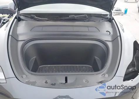 2024 Tesla Model Y Long Range Dual Motor All-Wheel Drive z USA, uszkodzony, nr VIN 7SAYGDEE9RF071449